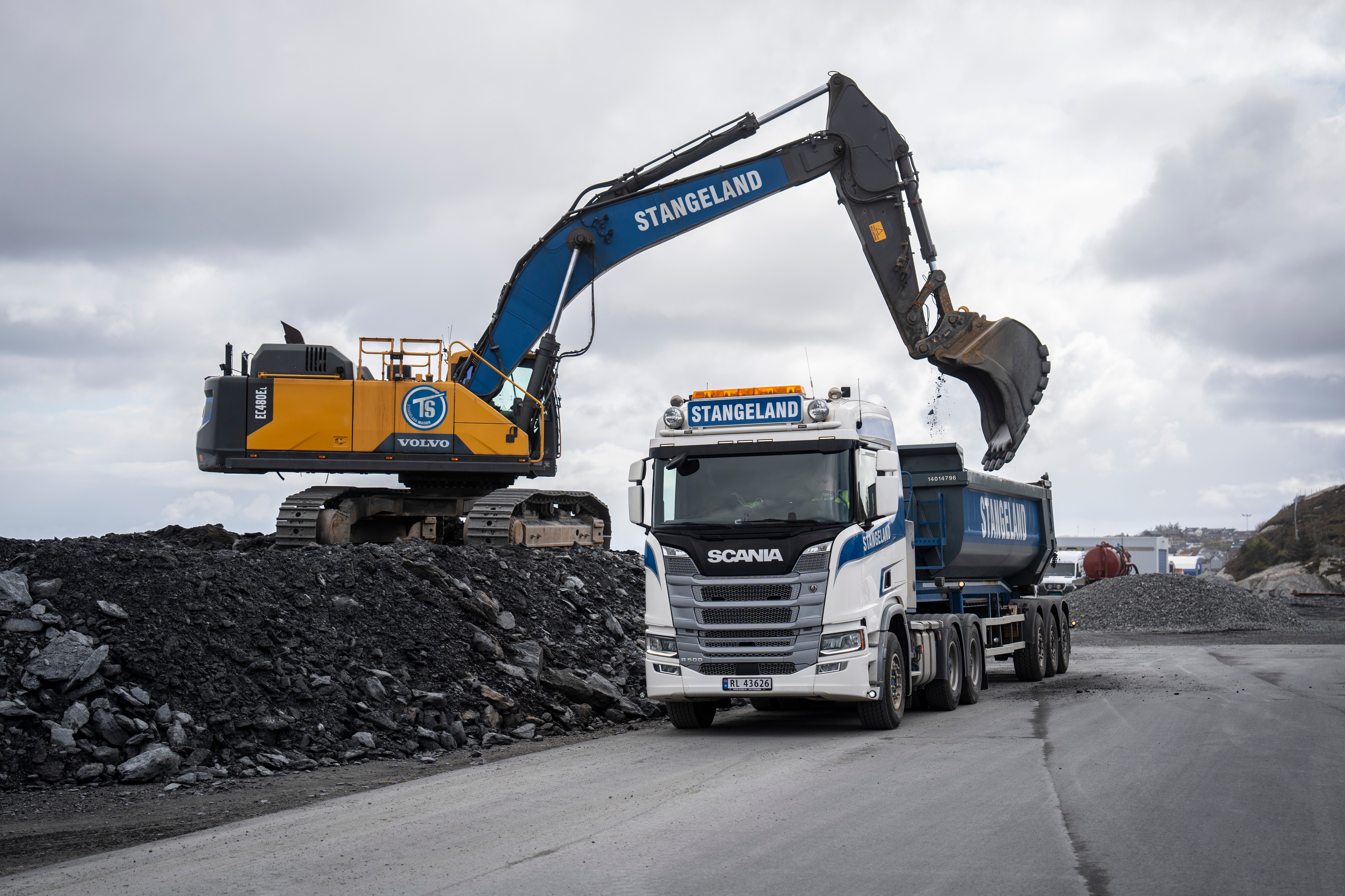 Gravemaskin og lastebil. Foto: Geir Arne Løland